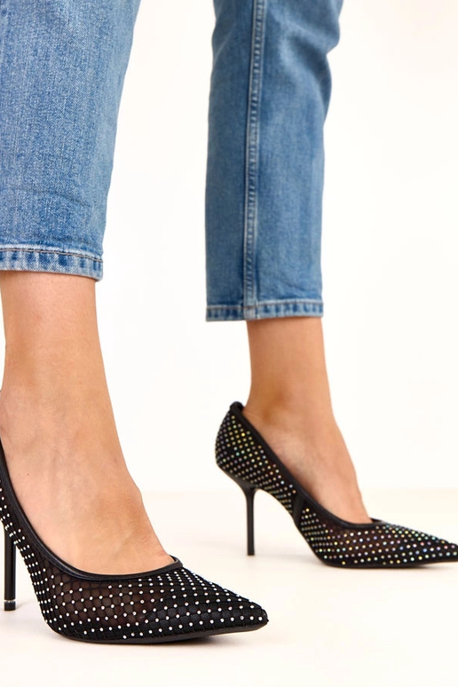 Escarpins en filet noirs ornés de... Escarpins en filet noirs ornés de...