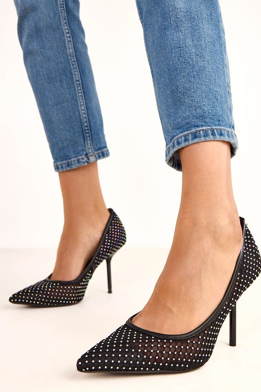 Escarpins en filet noirs ornés de... Escarpins en filet noirs ornés de...