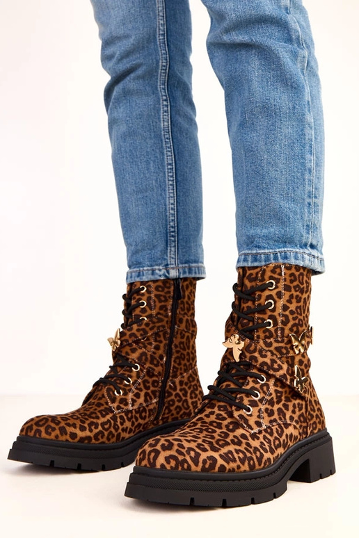 Bottines à motif léopard ornées de... Bottines à motif léopard ornées de...