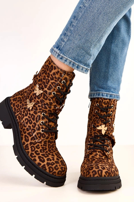 Bottines à motif léopard ornées de... Bottines à motif léopard ornées de...
