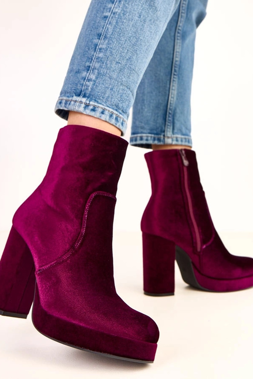 Bottines violettes à talon épais avec... Bottines violettes à talon épais avec...