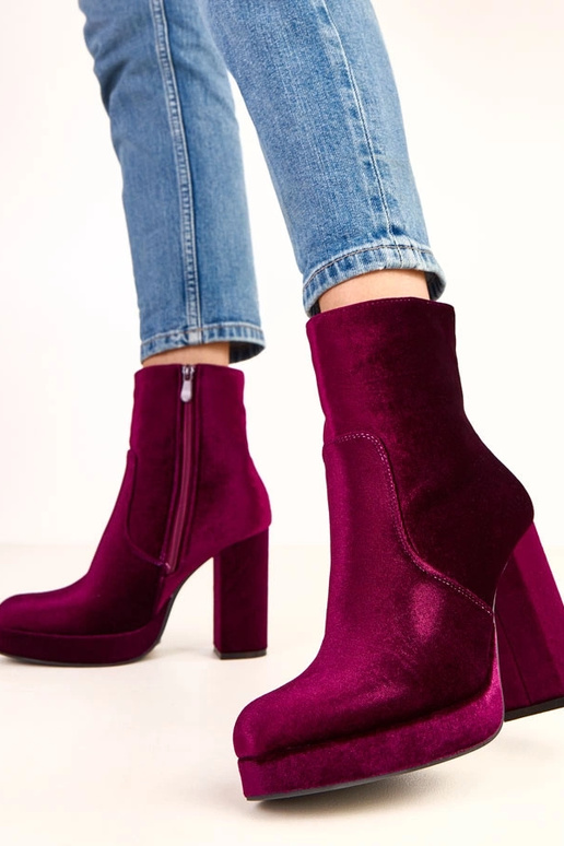 Bottines violettes à talon épais avec... Bottines violettes à talon épais avec...