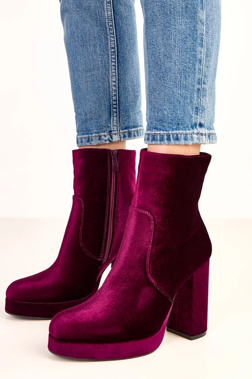 Bottines violettes à talon épais avec... Bottines violettes à talon épais avec...