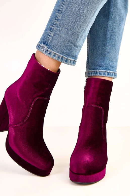 Bottines violettes à talon épais avec... Bottines violettes à talon épais avec...