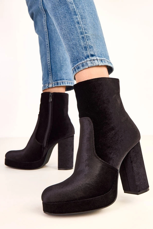 Bottines noires à talon épais avec... Bottines noires à talon épais avec...