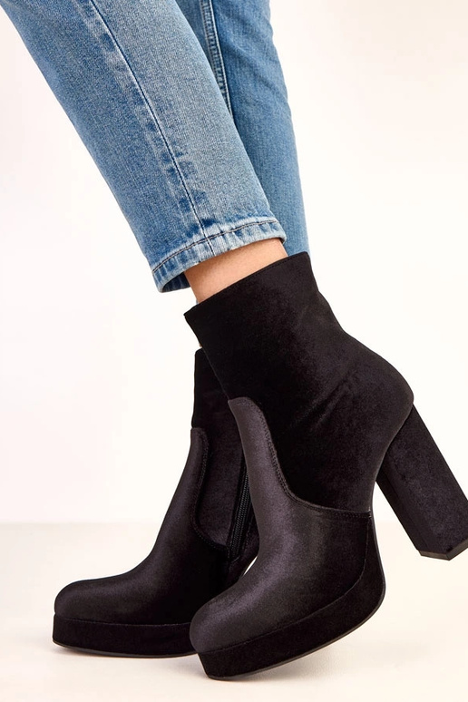 Bottines noires à talon épais avec... Bottines noires à talon épais avec...