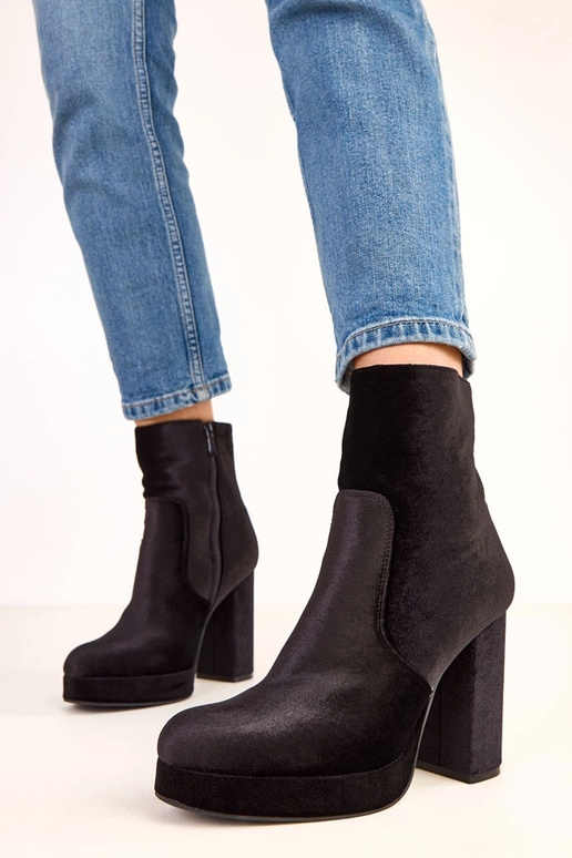 Bottines noires à talon épais avec... Bottines noires à talon épais avec...