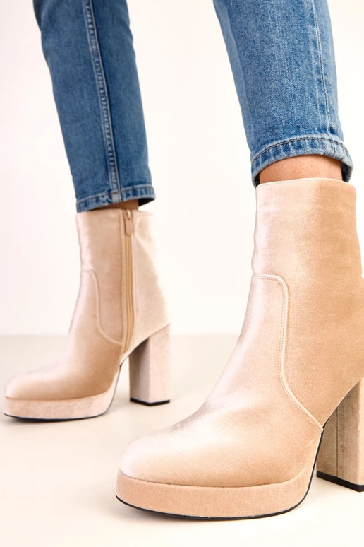 Bottines beiges à talon épais avec... Bottines beiges à talon épais avec...