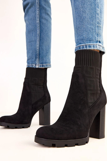 Bottines noires à talon...