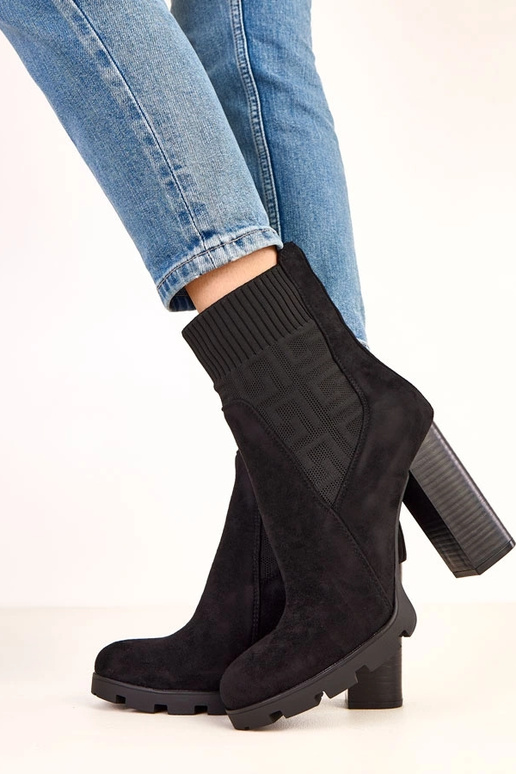 Bottines noires à talon épais avec... Bottines noires à talon épais avec...