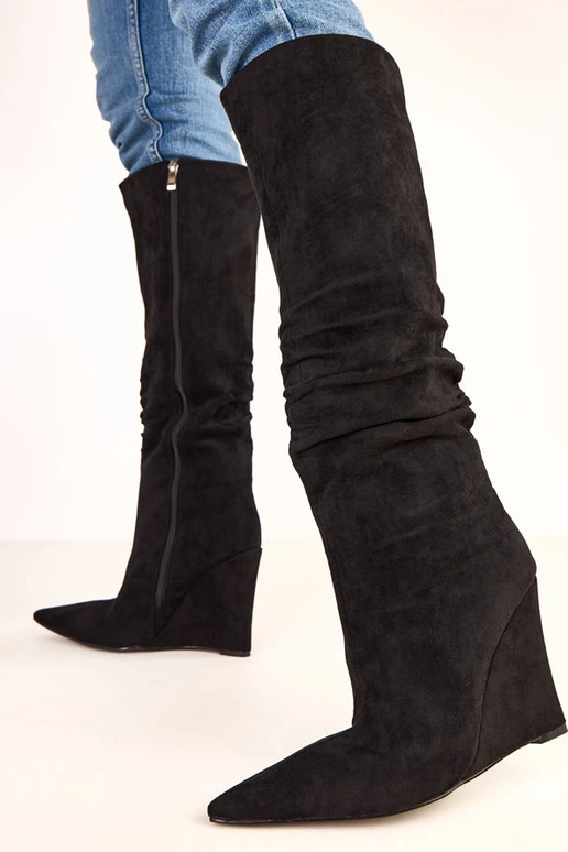 Bottes hautes noires sur plateforme... Bottes hautes noires sur plateforme...