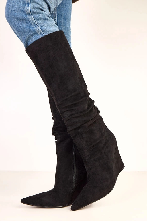 Bottes hautes noires sur plateforme... Bottes hautes noires sur plateforme...