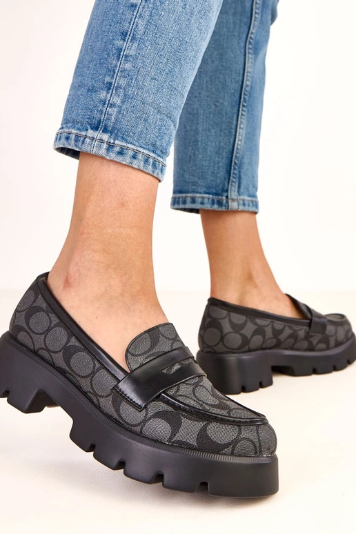 Mocassins noirs à motif géométrique...