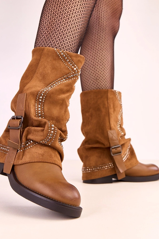 Bottines brunes à revers décorées de... Bottines brunes à revers décorées de...