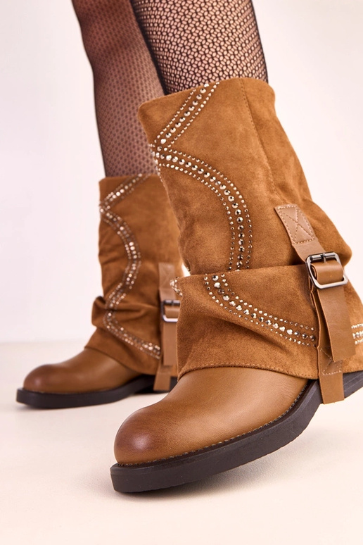 Bottines brunes à revers décorées de... Bottines brunes à revers décorées de...