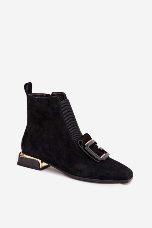Peau Chaussures en daim Féminin Sur un talon bas avec des ornements D&A MR52-217 couleur noire Peau Chaussures en daim Féminin Sur un talon bas avec des ornements D&A MR52-217 couleur noire
