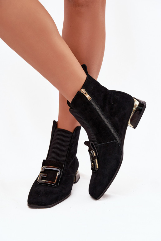 Peau Chaussures en daim Féminin Sur un talon bas avec des ornements D&A MR52-217 couleur noire Peau Chaussures en daim Féminin Sur un talon bas avec des ornements D&A MR52-217 couleur noire