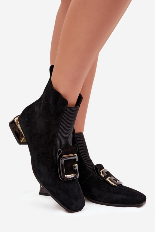 Peau Chaussures en daim Féminin Sur un talon bas avec des ornements D&A MR52-217 couleur noire Peau Chaussures en daim Féminin Sur un talon bas avec des ornements D&A MR52-217 couleur noire