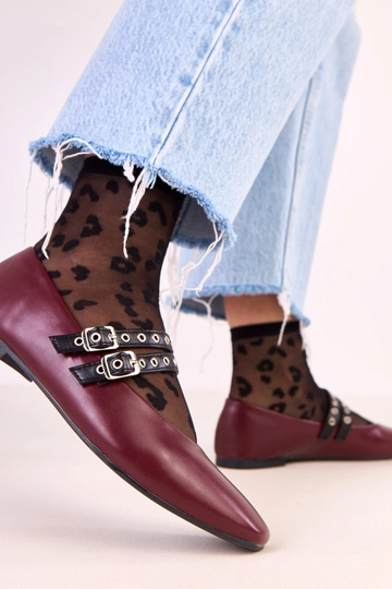 Ballerines Alfira en rouge foncé avec bout carré et boucles 2