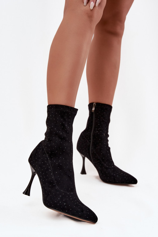 Décoré Bottes pour femmes avec des talons fins D&A JC52-882 couleur noire Décoré Bottes pour femmes avec des talons fins D&A JC52-882 couleur noire