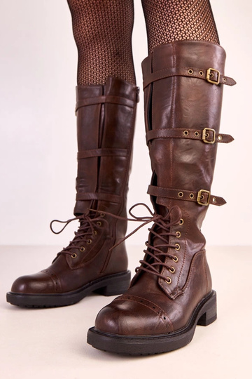 Bottes hautes brunes avec boucles décoratives style vintage Oradea