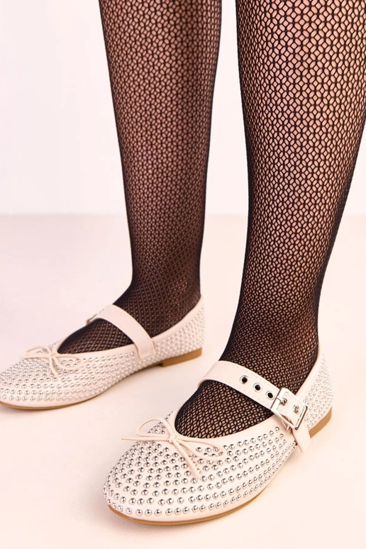 Ballerines beiges ornées de clous et...