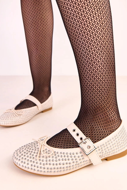 Ballerines beiges ornées de clous et...