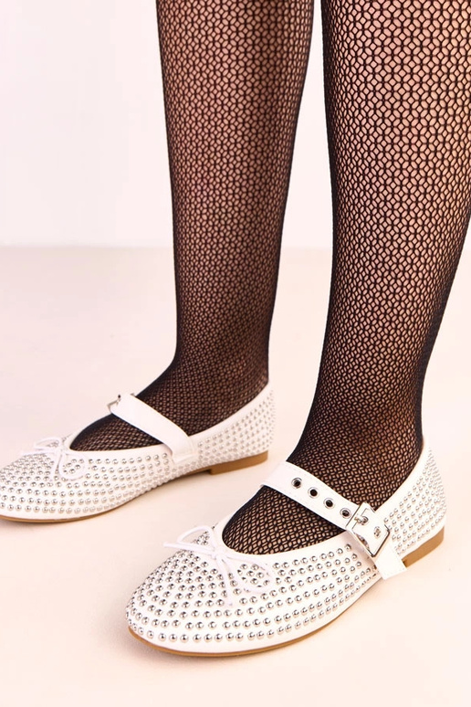 Ballerines blanches ornées de clous...