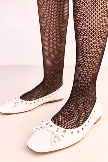 Ballerines blanches avec des trous décoratifs et un nœud Baisa
