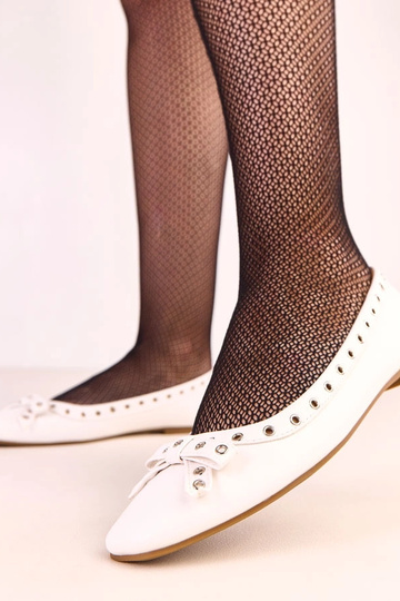 Ballerines blanches avec des trous décoratifs et un nœud Baisa 2