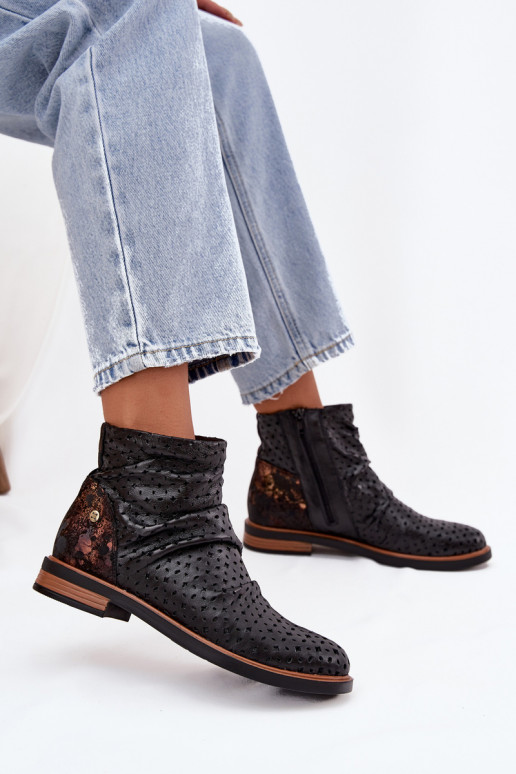 Peau Bottes avec des éléments ajourés Il fautciejka 05922-01 couleur noire Peau Bottes avec des éléments ajourés Il fautciejka 05922-01 couleur noire