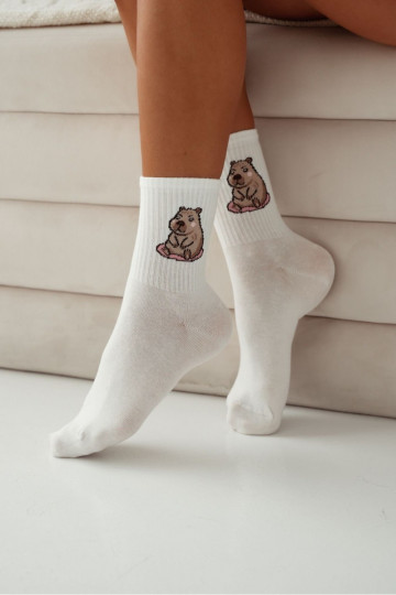 Chaussettes en coton pour femmes avec une application de capybara assise, couleur ivoire