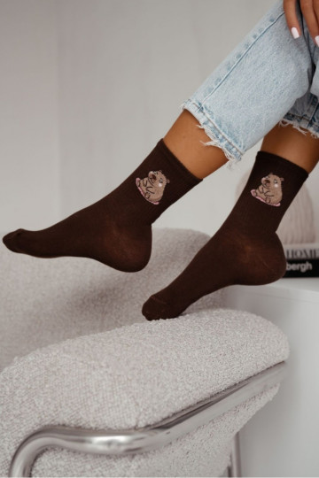 Chaussettes en coton pour femmes avec une application de capybara assise, couleur chocolat