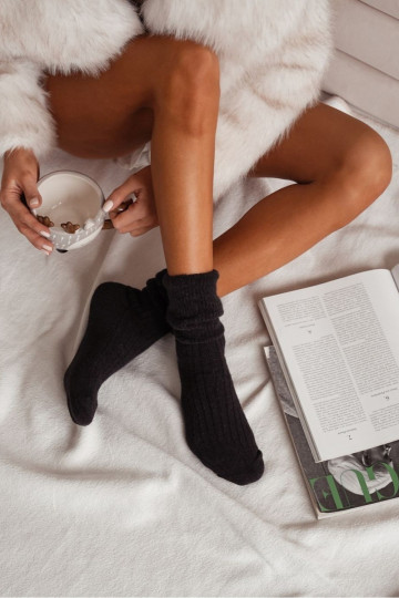 Chaussettes en lin pour femmes avec une application d'alpaga, couleur noire