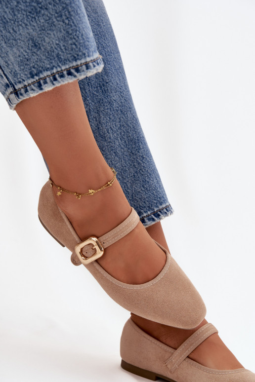 Ballerines avec des sangles I Złotą avec boucles en daim écologiqueoÀe beige Adelora