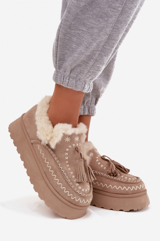 Bottes de neige Féminin avec une plateforme avec un manteau de fourrure Et la frange beige Ferayne