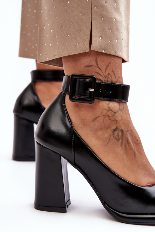 Chaussures avec des talons avec boucles couleur noire Idovana