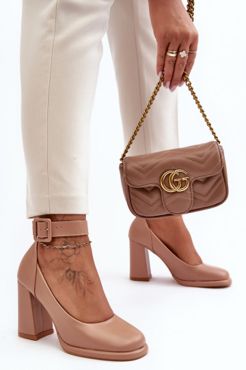 Chaussures avec des talons avec boucles beige Idovana