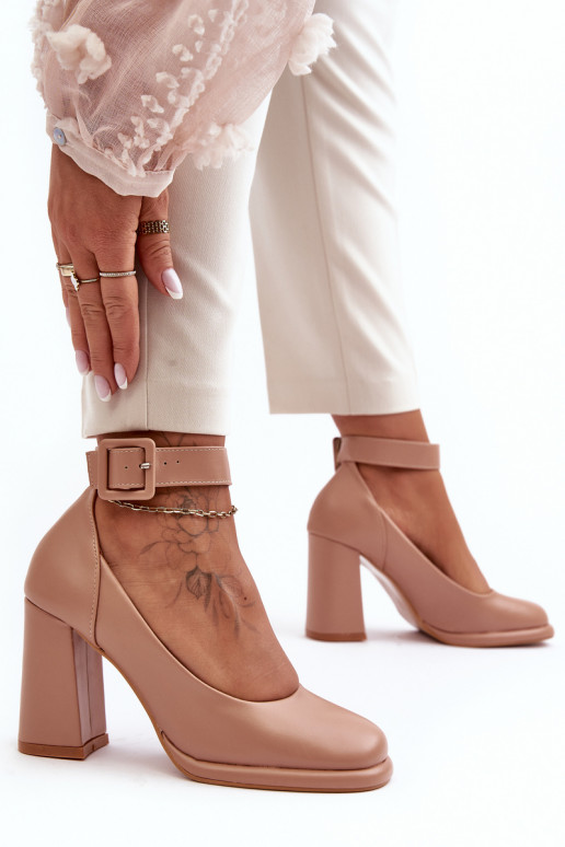 Chaussures avec des talons avec boucles beige Idovana