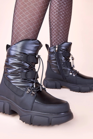Bottes de neige noires brillantes isolées en fourrure Jassi