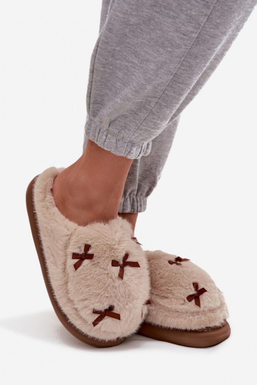 avec un manteau de fourrure Chaussons Féminin avec des rubans beige Saviera