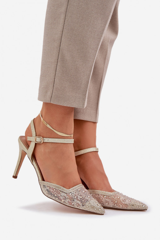 Décoré chaussures à talons hauts avec un talon ouvert couleur dorée Activénadra