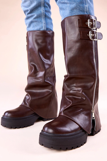 Bottes en chocolat à tige haute avec revers et boucles Ridica