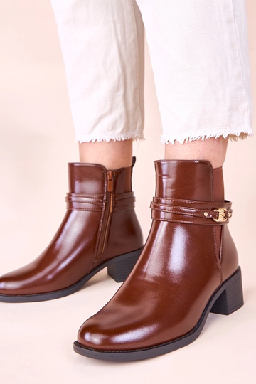 Bottines marron à talon bloc avec une sangle décorative Lilua