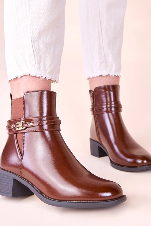 Bottines marron à talon bloc avec une...