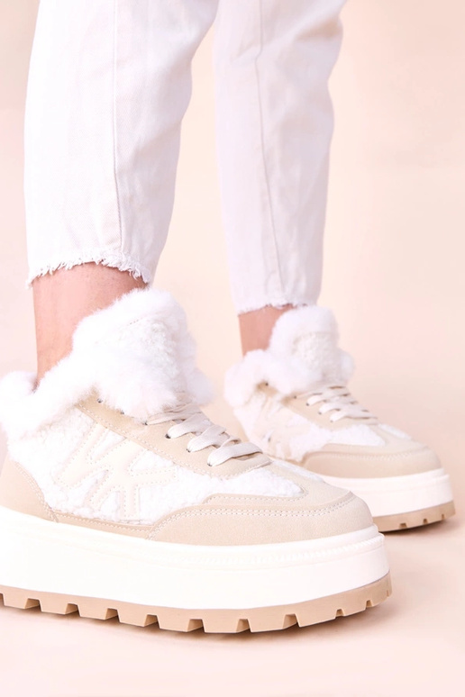 Baskets sable isolées avec fourrure...