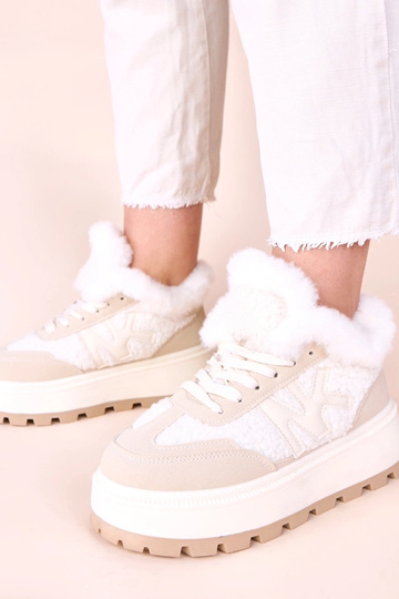 Baskets sable isolées avec... 2