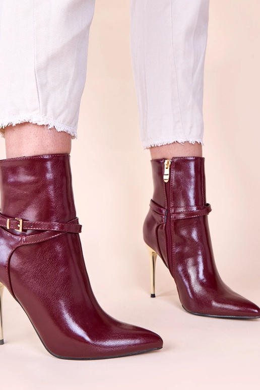 Bottines cerises sur talon doré avec...