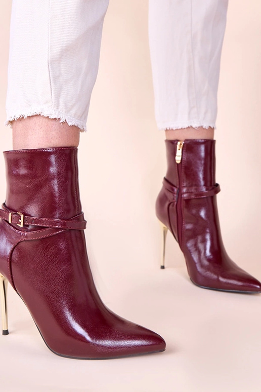 Bottines cerises sur talon doré avec...