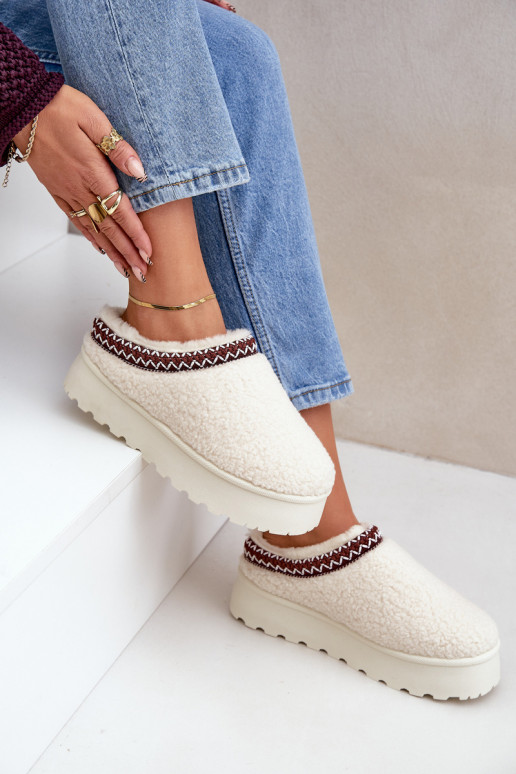 Bottes de neige Chaussons avec une plateforme avec un manteau de fourrure Typu Baranek couleur ivoire Ovirissa